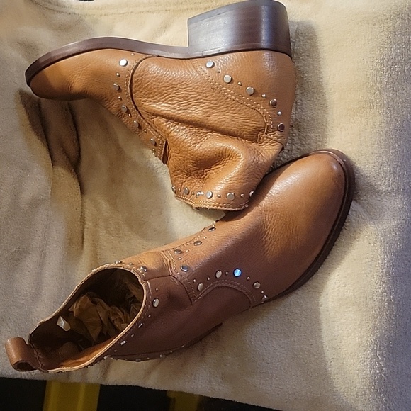 Womans Dolce Vita Ankle boots, size 71/2. - Picture 2 of 4